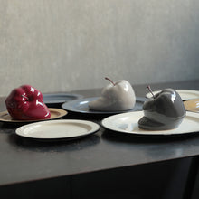 画像をギャラリービューアに読み込む, 壁掛けもできる 溶けたりんごのオブジェ Robben（ロッペン）
