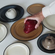 画像をギャラリービューアに読み込む, 壁掛けもできる 溶けたりんごのオブジェ Robben（ロッペン）
