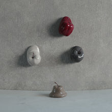 画像をギャラリービューアに読み込む, 壁掛けもできる 溶けたりんごのオブジェ Robben（ロッペン）
