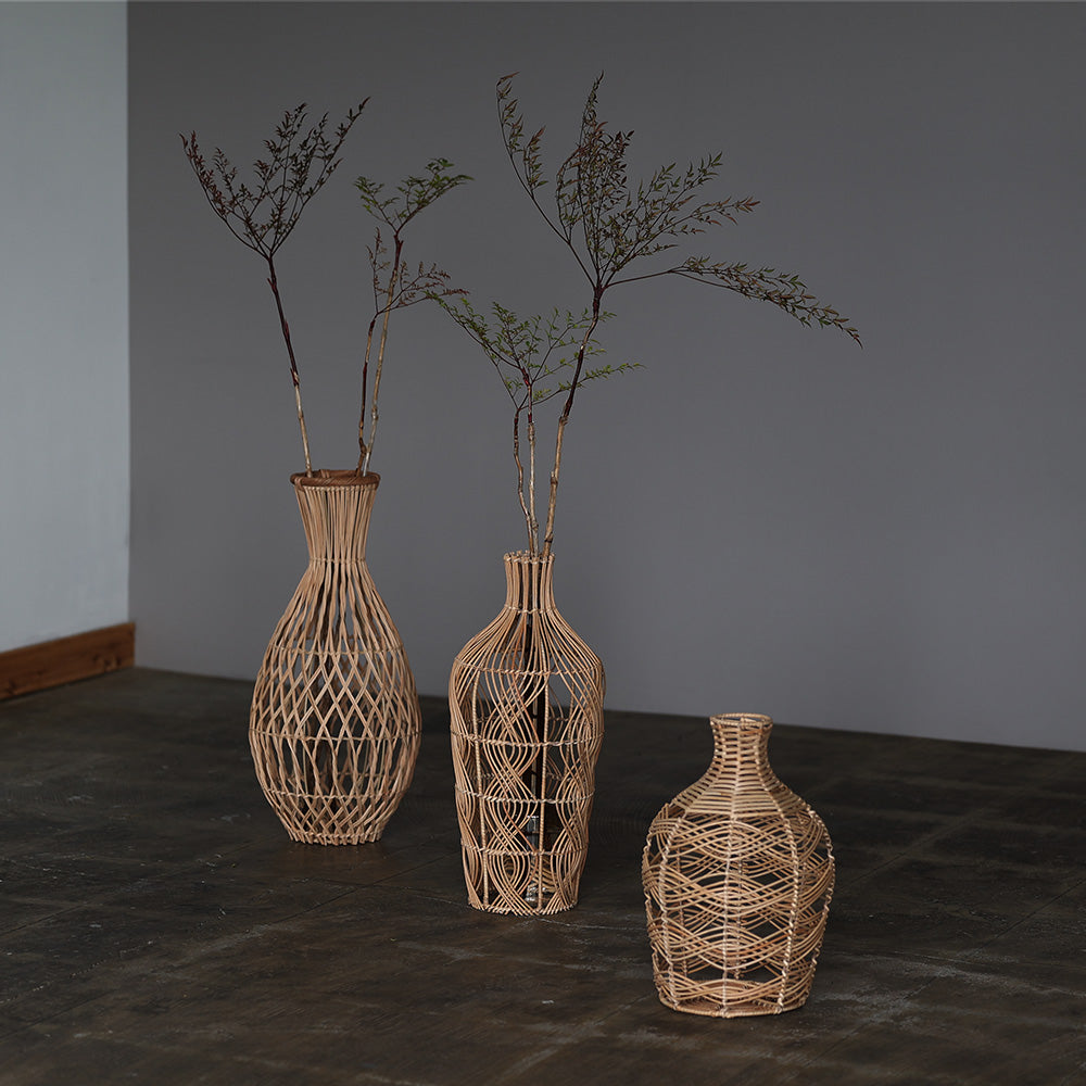 ラタン編みのナチュラルな魅力で、異国雰囲気をそっと奏でるフラワー