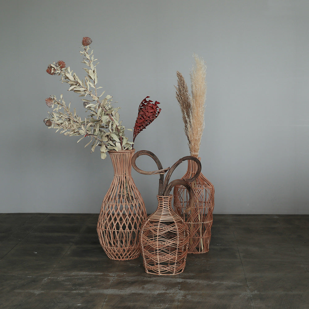 ラタン編みのナチュラルな魅力で、異国雰囲気をそっと奏でるフラワー
