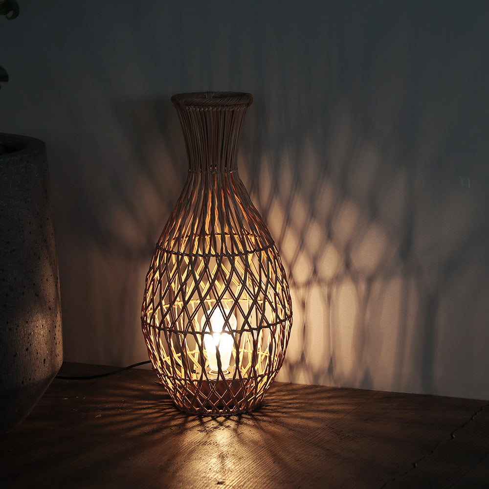 ラタン編みのナチュラルな魅力で、異国雰囲気をそっと奏でるフラワー