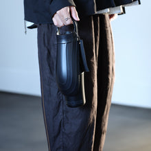 画像をギャラリービューアに読み込む, 取っ手付きで持ちやすくボタン一つで注ぐ量を調整できる水筒 Sleek Bottle（スリークボトル）
