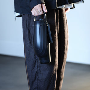 取っ手付きで持ちやすくボタン一つで注ぐ量を調整できる水筒 Sleek Bottle（スリークボトル）