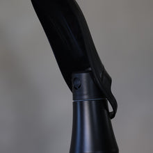 画像をギャラリービューアに読み込む, 取っ手付きで持ちやすくボタン一つで注ぐ量を調整できる水筒 Sleek Bottle（スリークボトル）
