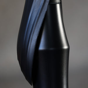 取っ手付きで持ちやすくボタン一つで注ぐ量を調整できる水筒 Sleek Bottle（スリークボトル）