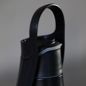 取っ手付きで持ちやすくボタン一つで注ぐ量を調整できる水筒 Sleek Bottle（スリークボトル）