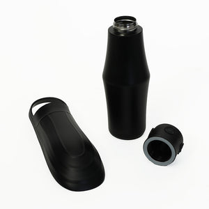 取っ手付きで持ちやすくボタン一つで注ぐ量を調整できる水筒 Sleek Bottle（スリークボトル）