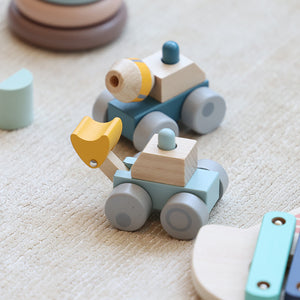 優しい色合いの木製トラックのおもちゃ SQUEAKY TRUCK（スクイキートラック）