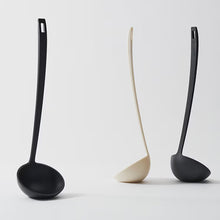 画像をギャラリービューアに読み込む, 自立するように素材の厚みや重さのベストバランスを考慮し、デザインされた立つお玉 Tate Otama（タテオタマ）
