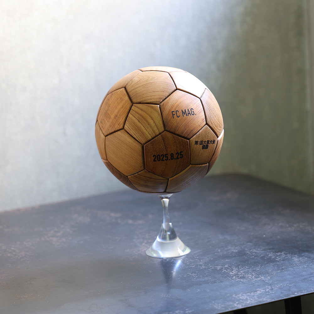 天然木の立体パズルのように組み上げるサッカーボール型トロフィー TEAK SOCCER BALL