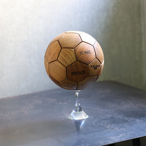 天然木の立体パズルのように組み上げるサッカーボール型トロフィー TEAK SOCCER BALL