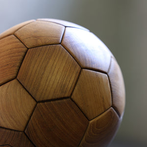 天然木の立体パズルのように組み上げるサッカーボール型トロフィー TEAK SOCCER BALL