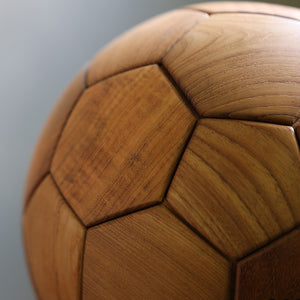天然木の立体パズルのように組み上げるサッカーボール型トロフィー TEAK SOCCER BALL