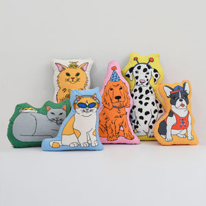 日々を楽しんでいるペット達をテーマにしたクッション The Enjoy C&D Club Cushion（エンジョイ C&D クラブ クッション）