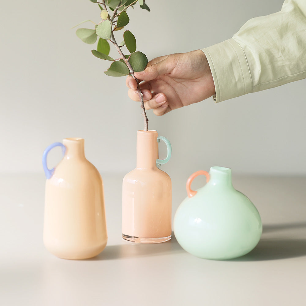 dina no 陶器　ピンク花器 やさしく空間になじむ、ふっくらとしたフォルムと淡い色合いのフラワー