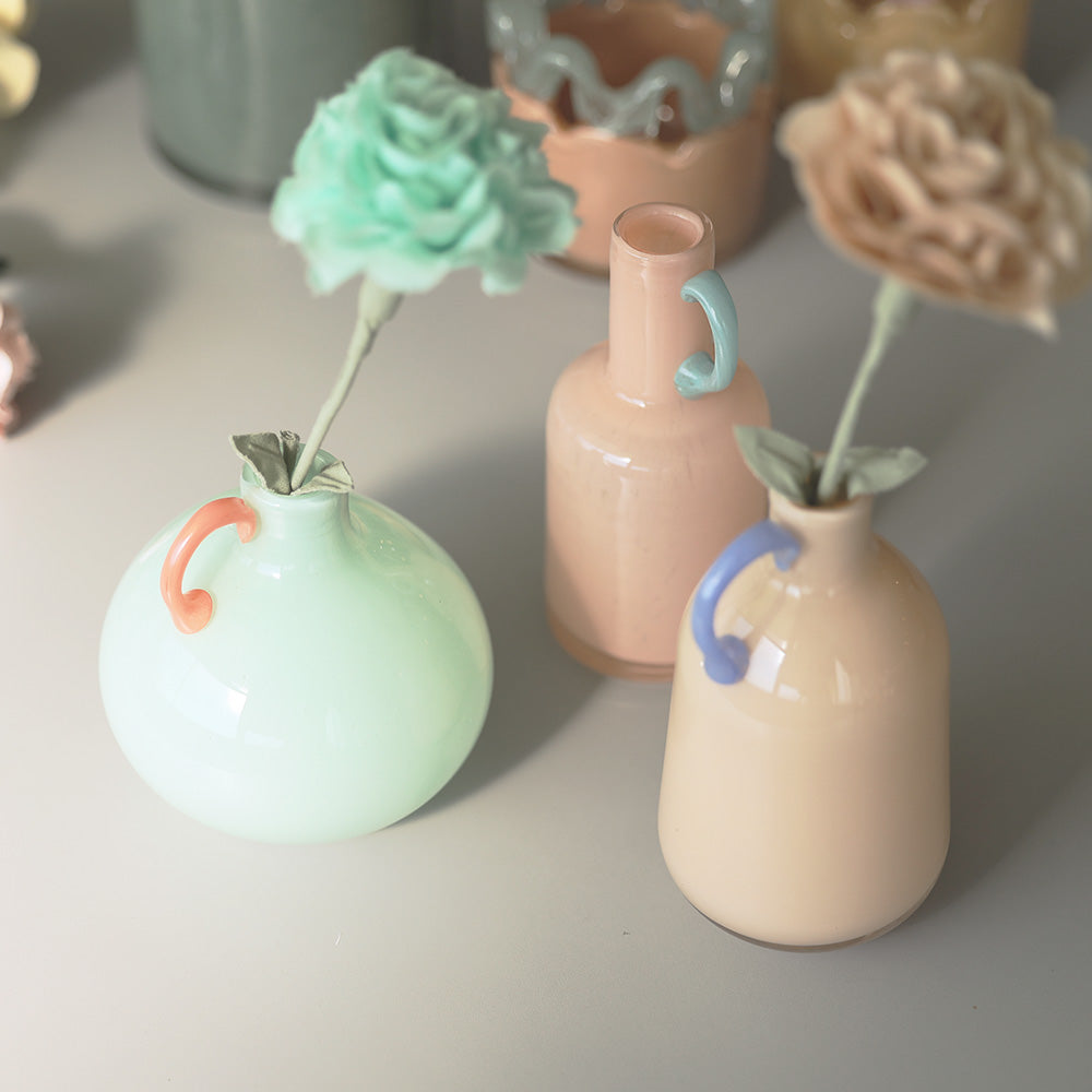 やさしく空間になじむ、ふっくらとしたフォルムと淡い色合いのフラワー