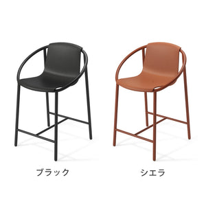 屋内外のあらゆる空間に対応する Umbra（アンブラ）リンゴ カウンタースツール