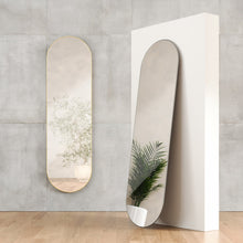 画像をギャラリービューアに読み込む, 丸みを帯びた縦長フォルムが特徴の高さ157cmの大型ピルミラー Umbra（アンブラ）フーバ ピル ミラー 157x45cm
