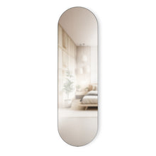 画像をギャラリービューアに読み込む, 丸みを帯びた縦長フォルムが特徴の高さ157cmの大型ピルミラー Umbra（アンブラ）フーバ ピル ミラー 157x45cm
