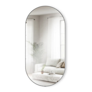 丸みを帯びた縦長フォルムが特徴の高さ91cmのウォールミラー Umbra（アンブラ）フーバ ピル ミラー 91x45cm