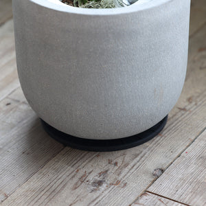 植物の鉢を支えるためにデザインされたラバー製のプロテクター UNDERPOT（アンダーポット）