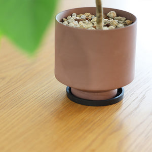 植物の鉢を支えるためにデザインされたラバー製のプロテクター UNDERPOT（アンダーポット）