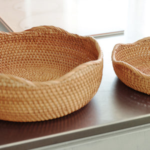 しなやかな編み目がやさしく映えるラタンバスケット WAFFEL'S BASKET CURVE（ワッフルズ バスケット カーブ）