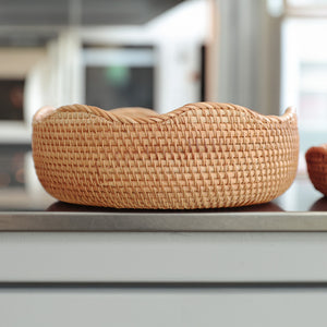 しなやかな編み目がやさしく映えるラタンバスケット WAFFEL'S BASKET CURVE（ワッフルズ バスケット カーブ）