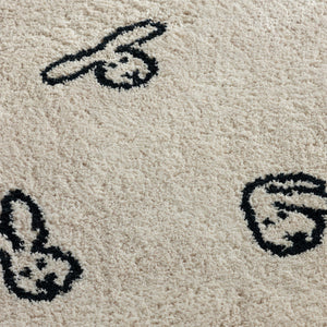 さまざまな場所で使える大きなサイズのラグ WARMGREY TAIL の BIG BUNNY BUNNY RUG（200x144cm）