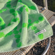 画像をギャラリービューアに読み込む, 耐久性に優れ毛羽立ちも少ない WARMGREY TAIL の BIG TOWEL（ビッグタオル）
