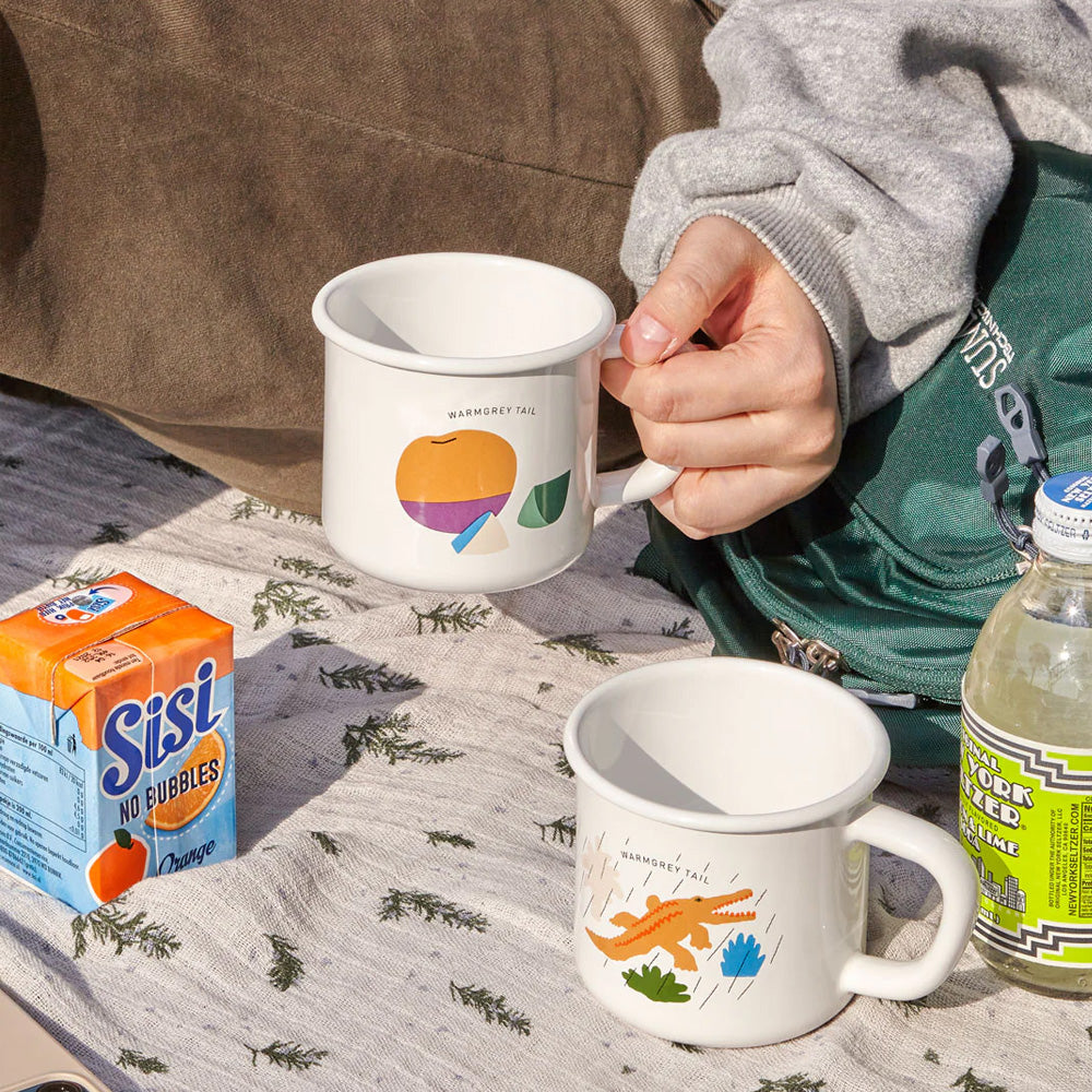 どんな場面でも使える琺瑯製マグカップ WARMGREY TAIL の ENAMEL MUG