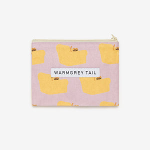 フラットな形状で使えば使うほど馴染むリネン素材のポーチ WARMGREY TAIL の FLAT POUCH