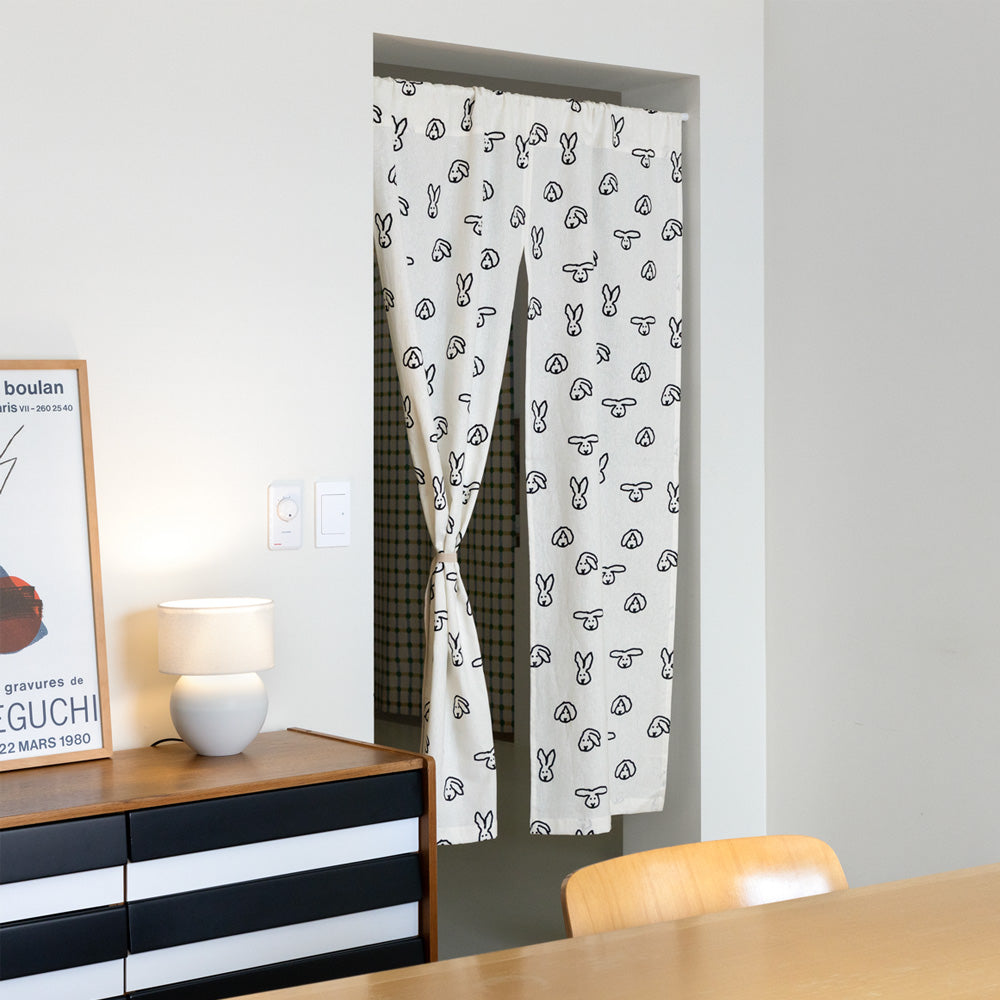 中央にスリットが入っている WARMGREY TAILのHELLO CURTAIN（ハローカーテン）