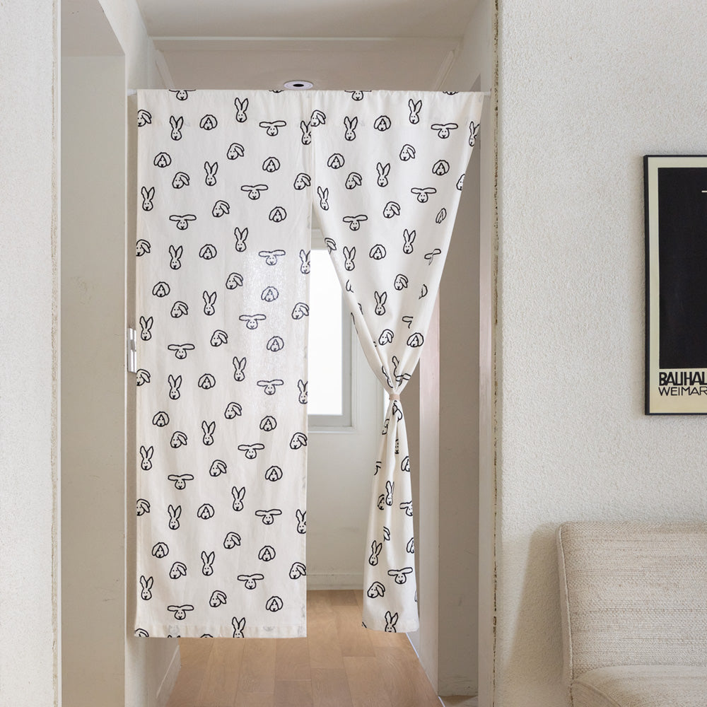 中央にスリットが入っている WARMGREY TAILのHELLO CURTAIN（ハロー