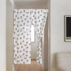 中央にスリットが入っている WARMGREY TAILのHELLO CURTAIN（ハローカーテン）