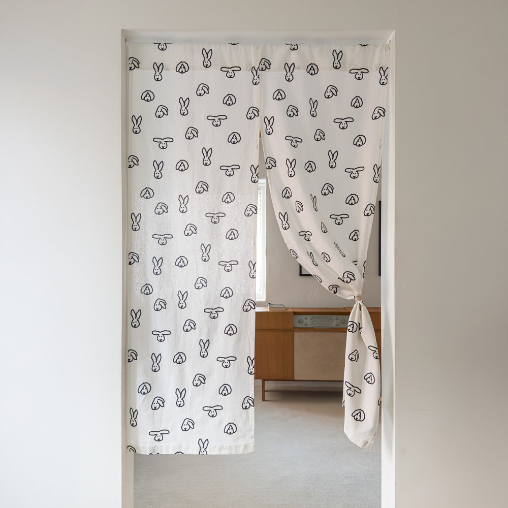 中央にスリットが入っている WARMGREY TAILのHELLO CURTAIN（ハロー