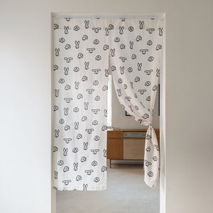 中央にスリットが入っている WARMGREY TAILのHELLO CURTAIN（ハローカーテン）