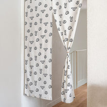 画像をギャラリービューアに読み込む, 中央にスリットが入っている WARMGREY TAILのHELLO CURTAIN（ハローカーテン）
