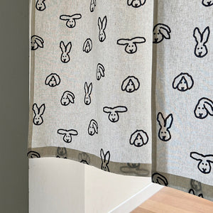 中央にスリットが入っている WARMGREY TAILのHELLO CURTAIN（ハローカーテン）