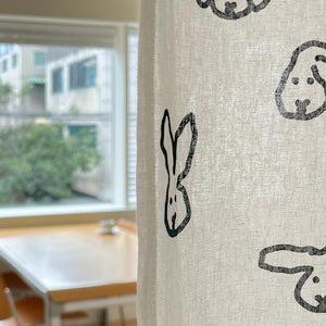 中央にスリットが入っている WARMGREY TAILのHELLO CURTAIN（ハローカーテン）