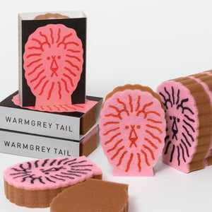 ライオンのイラストがプリントされたスポンジ WARMGREY TAIL の LION DISH SPONGE