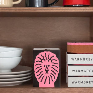 ライオンのイラストがプリントされたスポンジ WARMGREY TAIL の LION DISH SPONGE