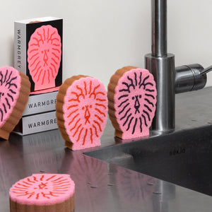 ライオンのイラストがプリントされたスポンジ WARMGREY TAIL の LION DISH SPONGE
