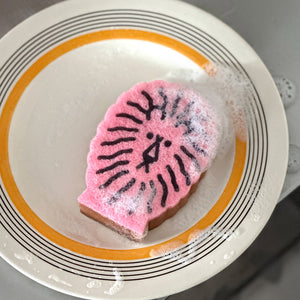 ライオンのイラストがプリントされたスポンジ WARMGREY TAIL の LION DISH SPONGE