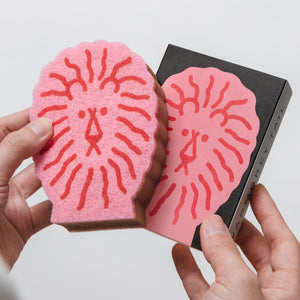 ライオンのイラストがプリントされたスポンジ WARMGREY TAIL の LION DISH SPONGE