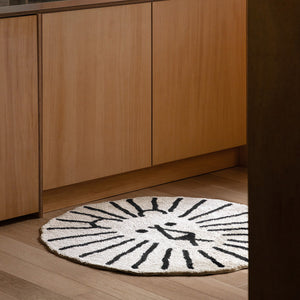 耐久性に優れ、お部屋に美しい雰囲気を添える WARMGREY TAIL の LION RUG（ライオンラグ）