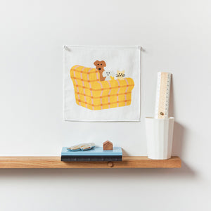 紙とは違う布の温かみが作品とマッチしているミニサイズのファブリックポスター WARMGREY TAILのTINY FABRIC