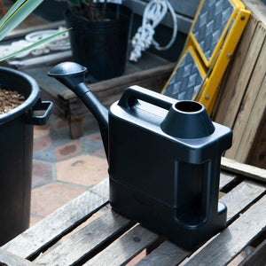 無骨なフォルムとは対照に、気の利く機能性を持ち合わせたジョウロ WATERING CAN 5L（ウォータリング カン）