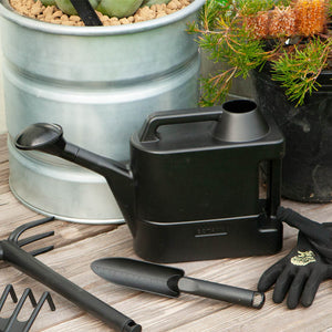 無骨なフォルムとは対照に、気の利く機能性を持ち合わせたジョウロ WATERING CAN 5L（ウォータリング カン）